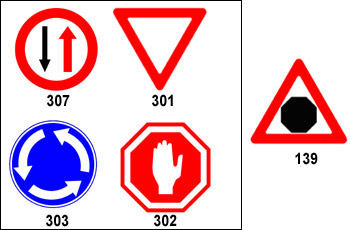 לוח עם תמרורי הוראה 307, 301, 303, 302 ותמרור אזהרה 139 (משולש עם מתומן שחור).